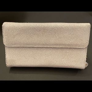 Seint clutch wallet in pebbled leather
